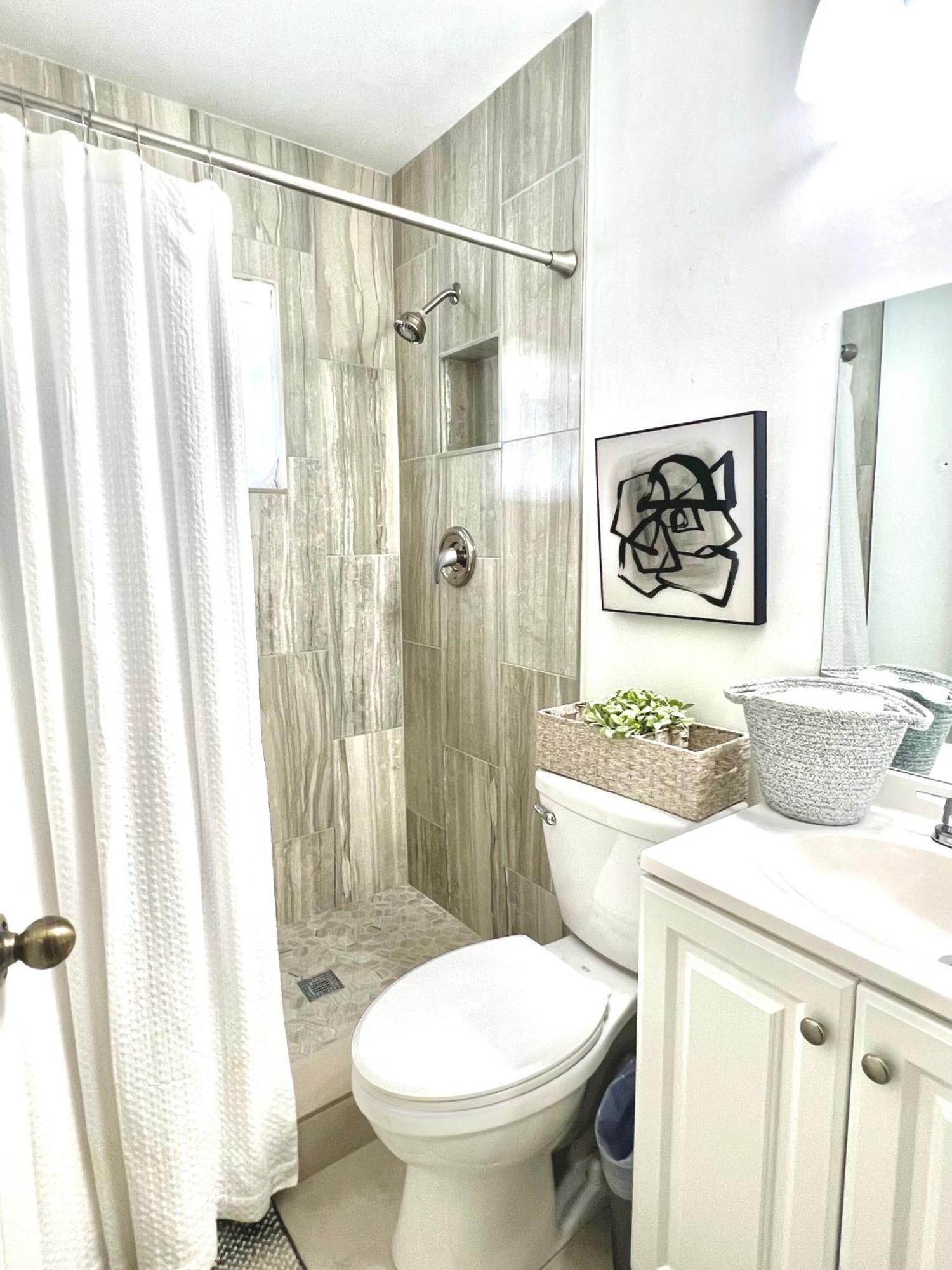 Spacious Near Downtown & The *